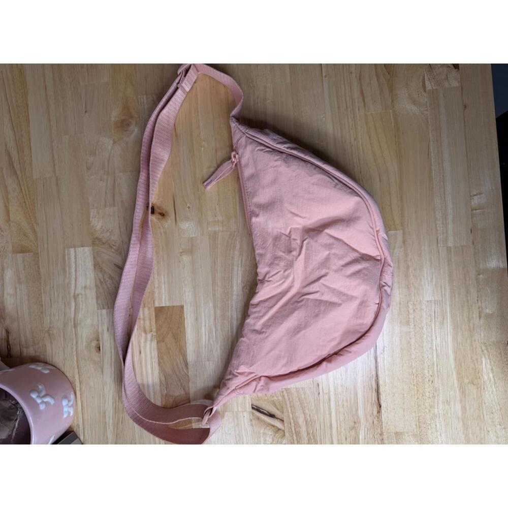 UNIQLO Round Shoulder Bag – Pink | New | Viral Crescent Crossbody - Picture 2 of 4